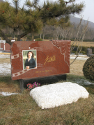 js3333线路检测中心集团是如何为著名演员李媛媛打造名人艺术墓碑的？