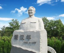 瞻仰潘汉年雕像：追寻英雄足迹