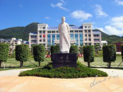 鲁迅雕像：一代文豪的精神印记